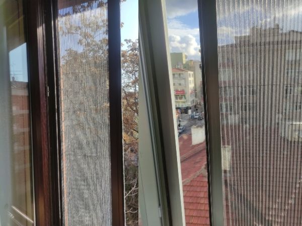 Pileli Akordiyon Sineklik ile Evlerde Yaz Ferahlığı